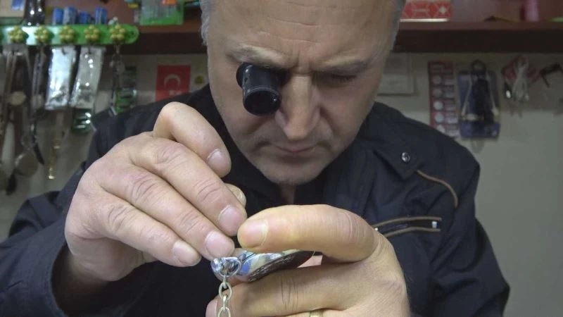 4 metrekare dükkanda eski saatleri tamir ediyor
