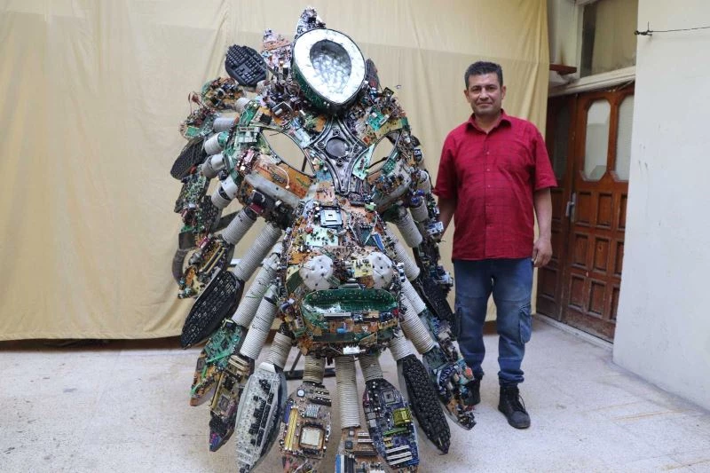 Elektronik atıklardan aslan figürlü devasa yüzük
