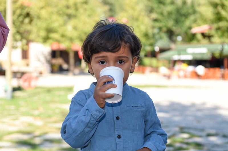 Altınköy’de kadınlar ve çocuklar süt sağdı
