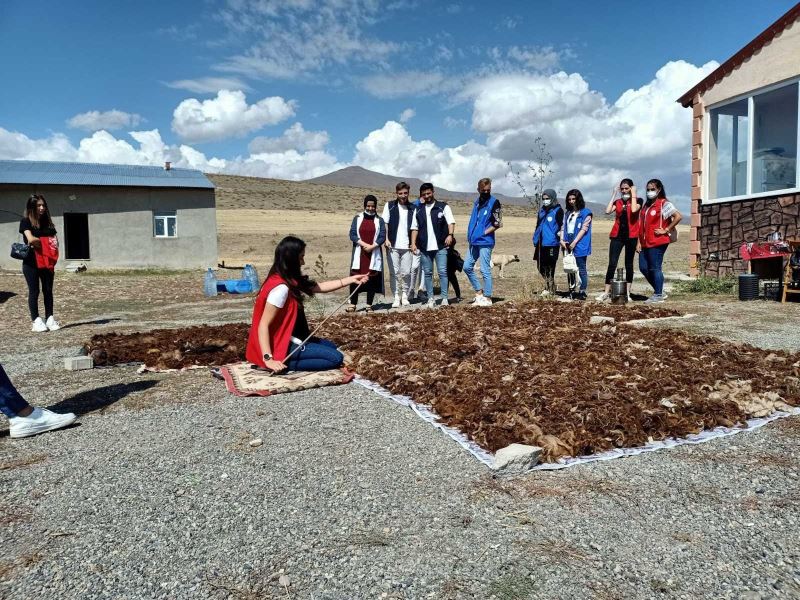 Gönüllü gençler bir günlük köy yaşantısına tanıklık etti
