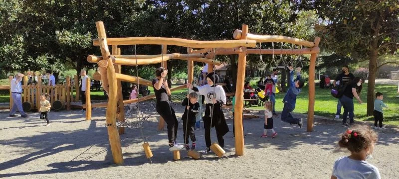 Hayvanat bahçesinde survivor parkuru gibi park
