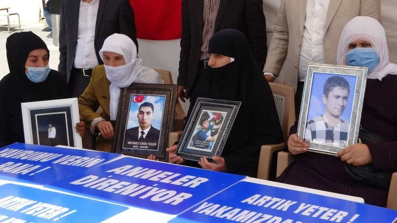 Evlat nöbetindeki anne: “Selahattin Demirtaş inşallah hapisten çıkmaz”
