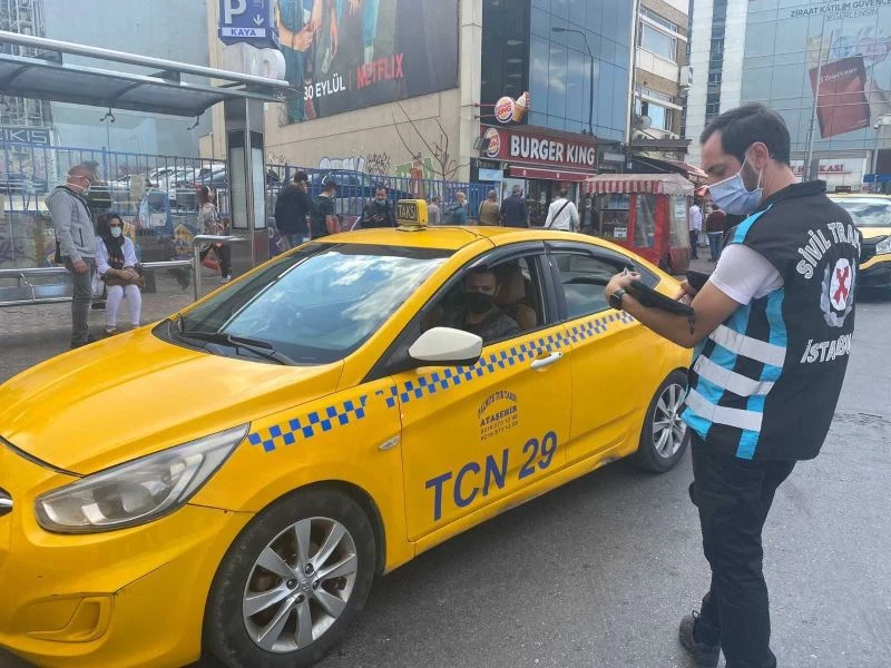 Kadıköy’de ruhsat süresi dolan taksi şoförü aldığı cezaya isyan etti
