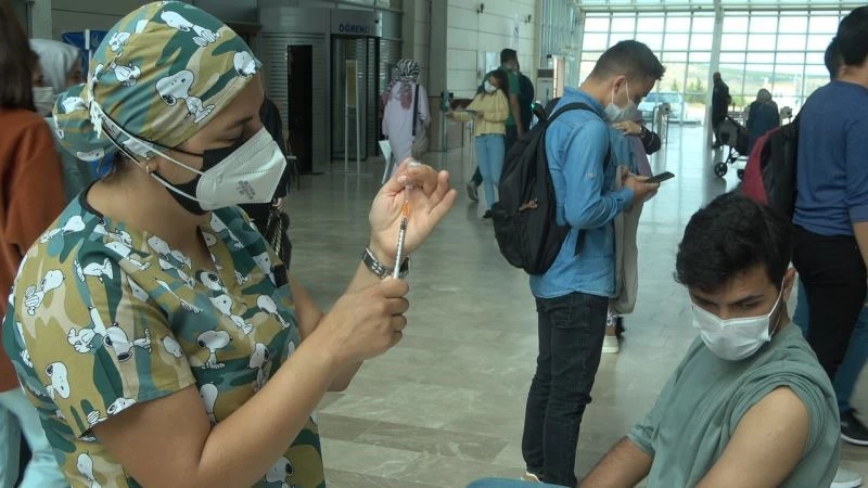 Kırklareli’nde üniversite öğrencileri kampüslerinde aşılanıyor
