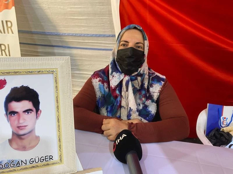 Evlat hasreti çeken anne Güger: “Devletten ona zarar gelmez, bir an önce kendini o bataklıktan kurtarsın”
