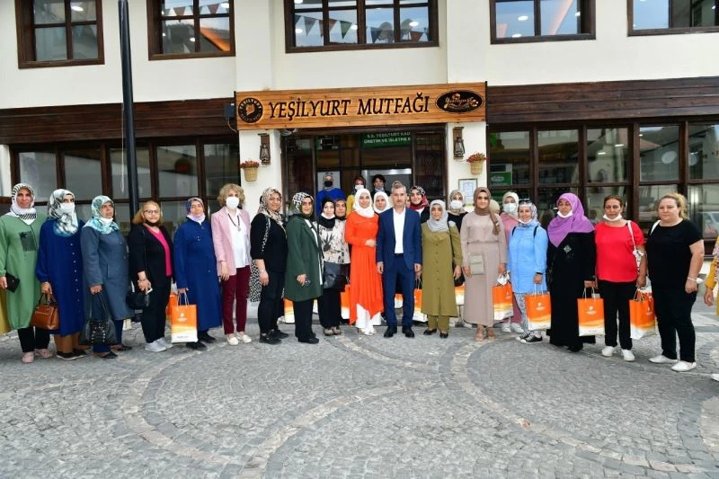 AK Partililer, Yeşilyurt Belediyesi’nin yatırımlarını gezdi
