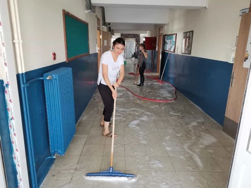 Eğitimciler kolları sıvayıp okullarını temizledi

