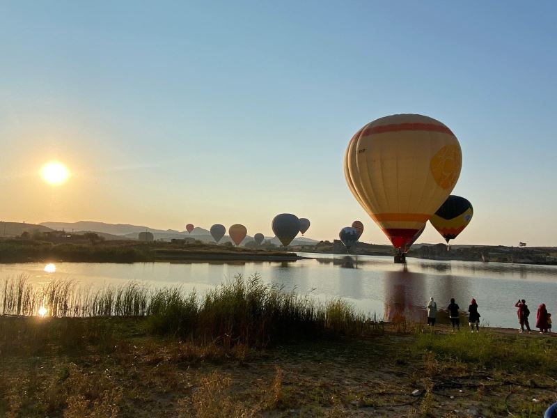 Frig Vadisi’ndeki sıcak hava balon uçuşları turizmcilerin yüzünü güldürdü
