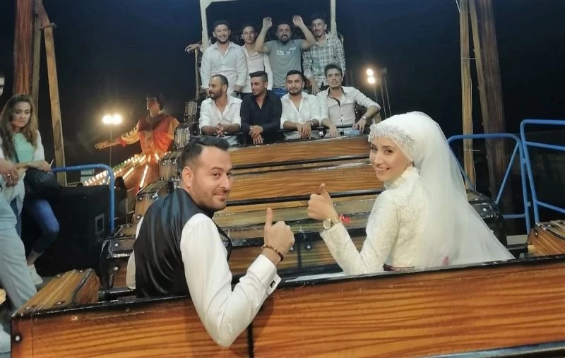 Düğünden sonra uçan sandalyenin altında buluştular
