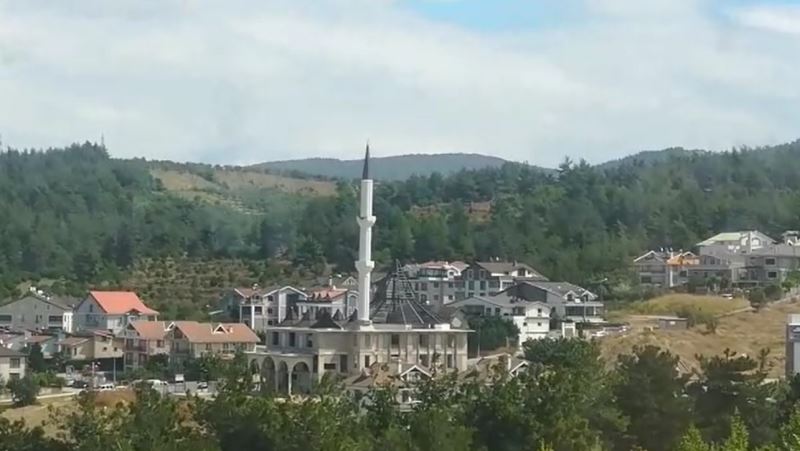 Bursa’da rüzgâr minareyi beşik gibi salladı
