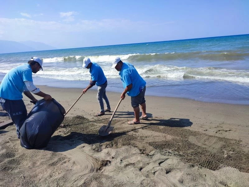Petrol atıklarının vurduğu Samandağ sahili temizlendi
