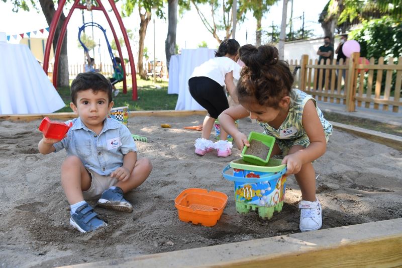 Bebeklere özel parkın açılış kurdelesini çocuklar kesti,
