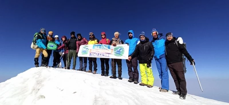 Ağrı Dağı’na tırmanıp, Van Gölü ve küresel ısınmaya dikkat çektiler
