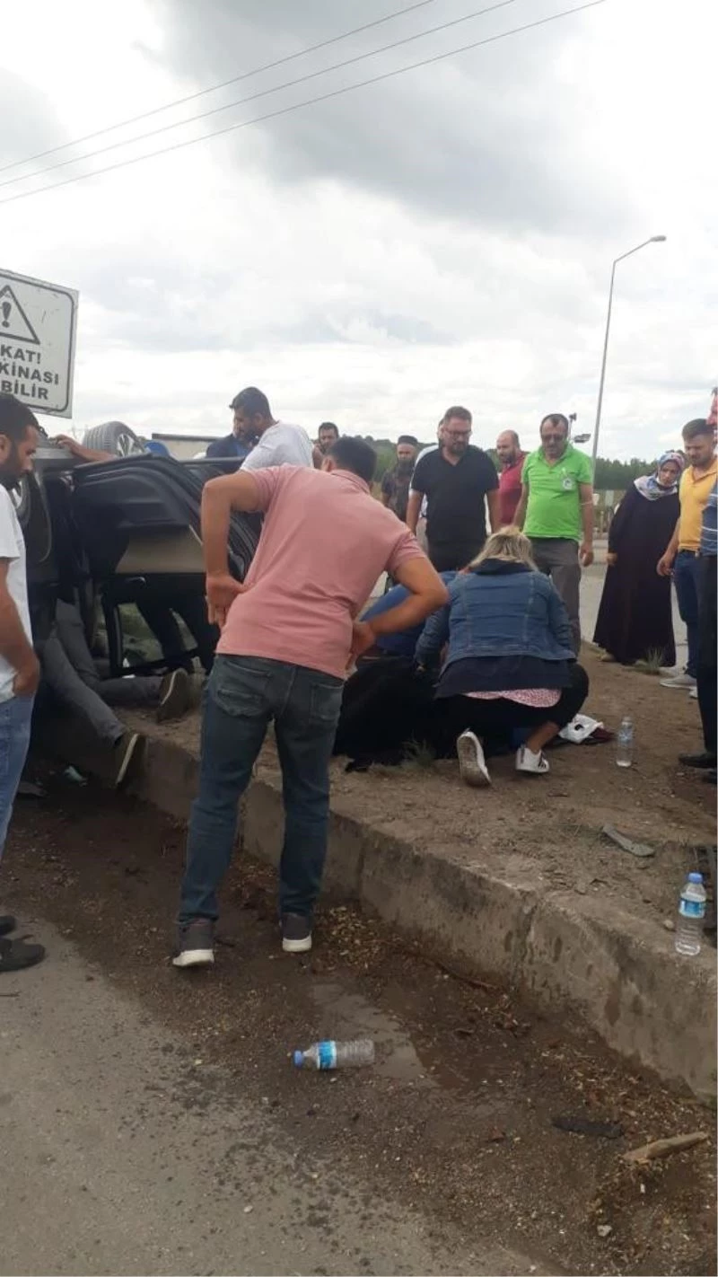 Kontrolden çıkan otomobil sinyalizasyon direğine çarparak takla attı: 2 yaralı
