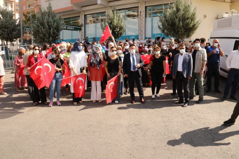 Bağlar Belediye Başkanı Beyoğlu’ndan annelerin eylemine bayraklı destek
