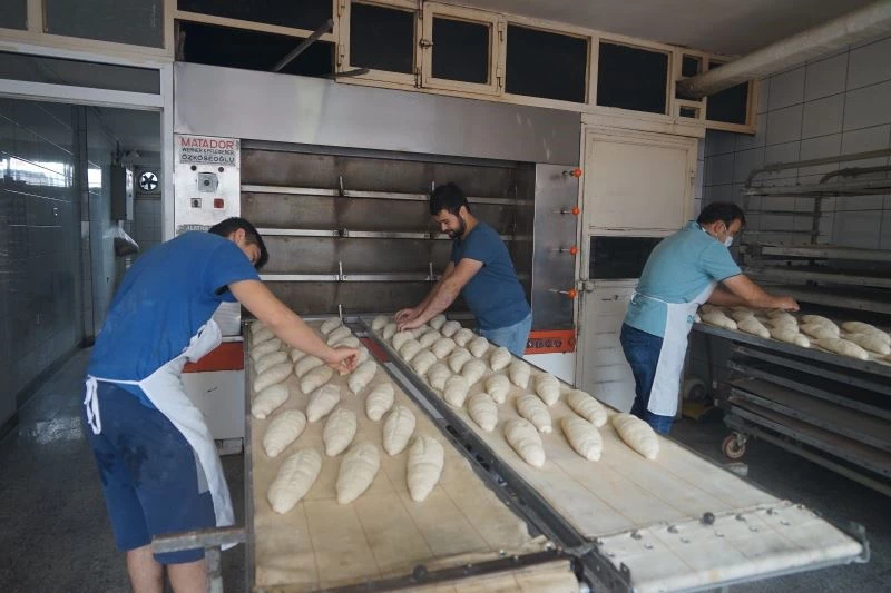 Afet bölgesinde balçık ve çamurdan temizlenen fırında ekmek üretimine başlandı
