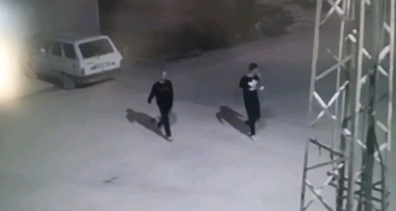 Hırsızlık şüphelileri güvenlik kamerasından tespit edildi
