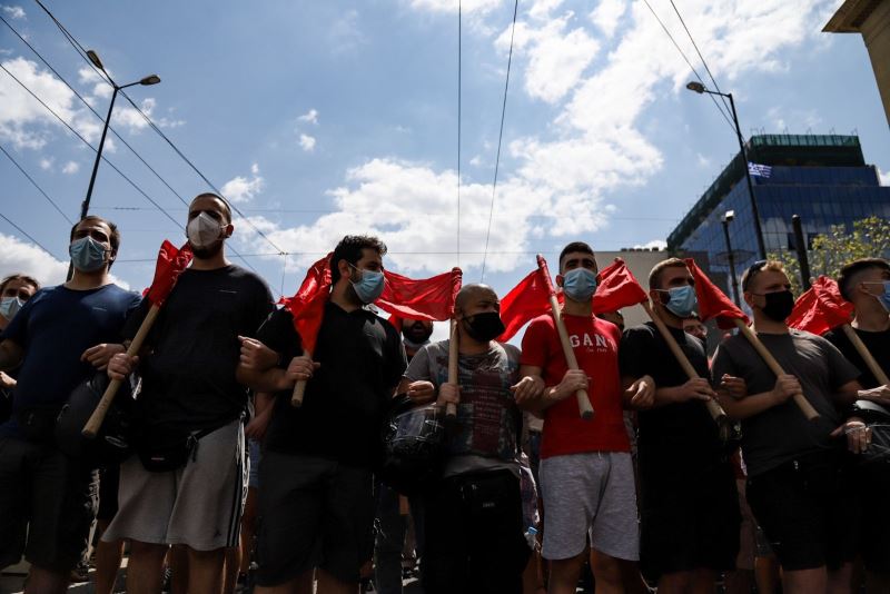 Atina’da polisten öğrenciye tekmeli müdahale
