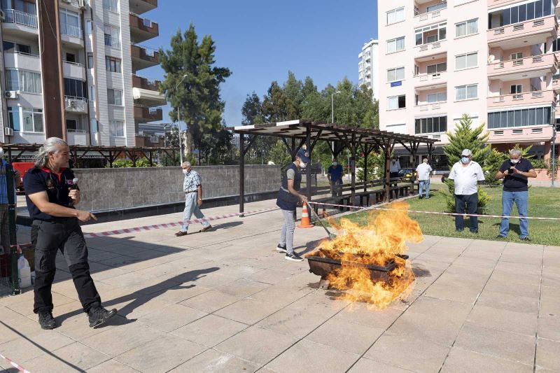 Mersin’de ’Emekli Evi’ sakinlerine yangın söndürme eğitimi verildi
