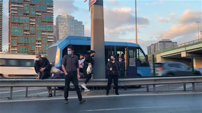 (Özel) Kadıköy’de minibüsçülerin ‘ölüm durağı’ tehlike saçıyor
