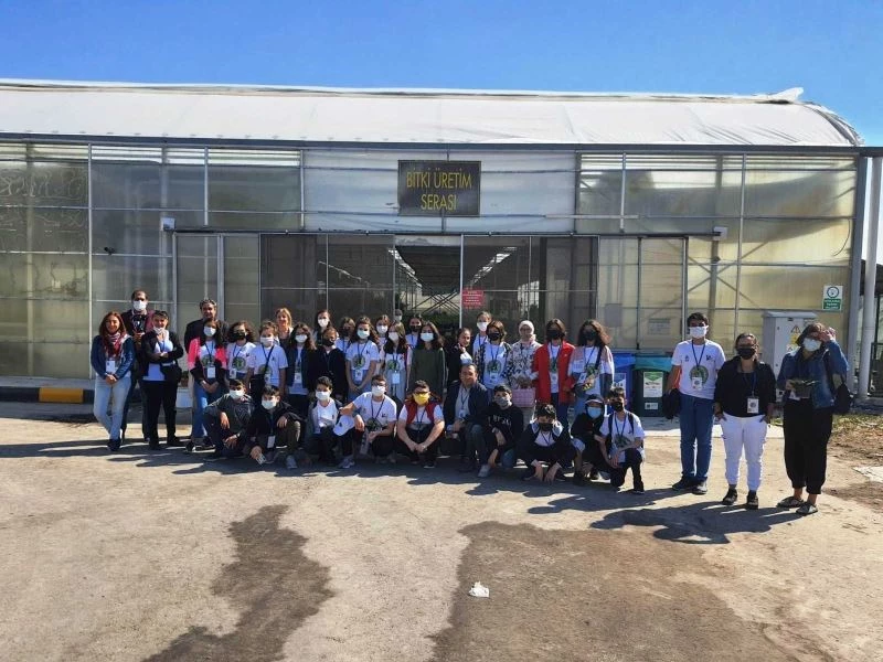 Özel öğrenciler toprak ayak izlerini siliyor
