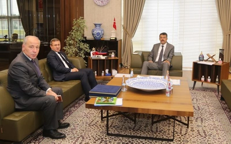 Şehitlikler düzenli temizleniyor
