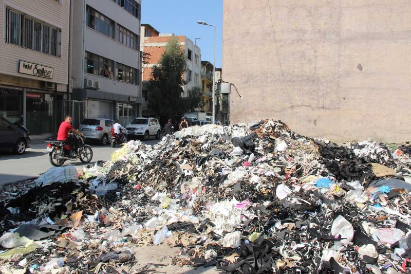 Bornova’nın bir tarafında çöp ve diğer tarafında moloz tepecikleri yükseliyor
