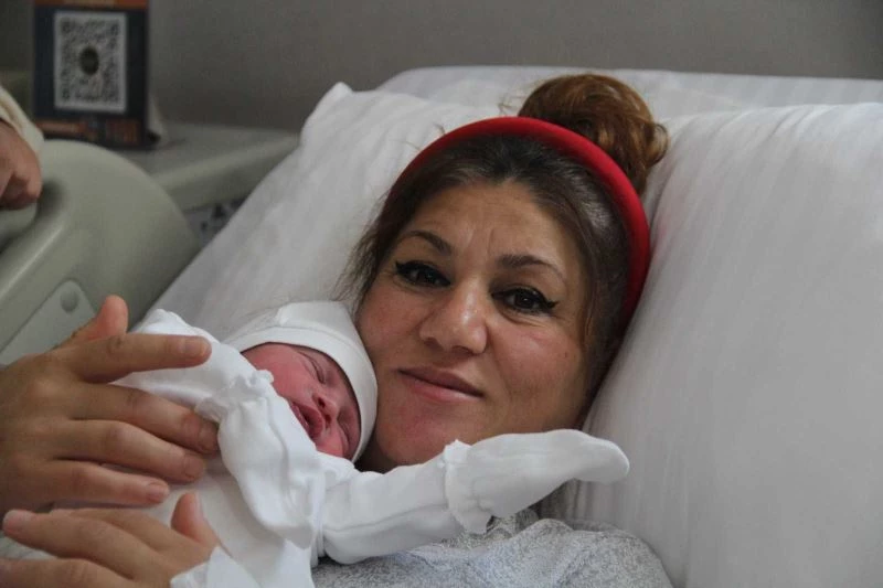 Trafikte doğum sancısı tutan kadını hastaneye polis yetiştirdi
