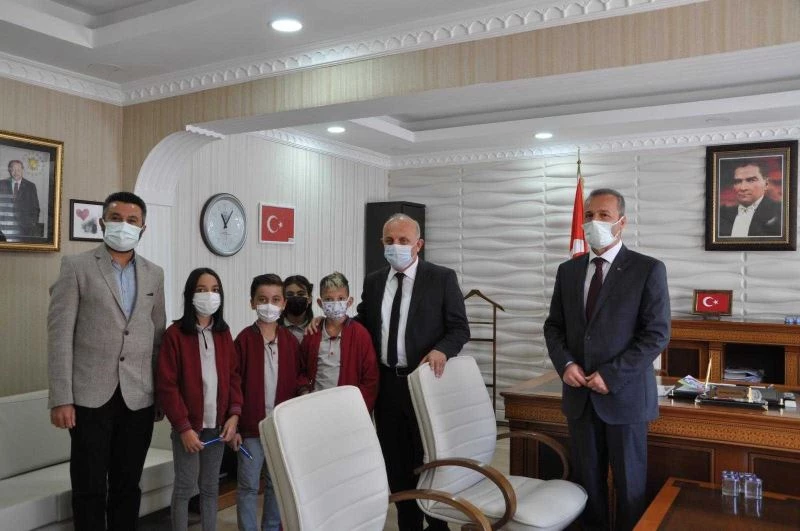 Minik yazarlar kitaplarını imzalayıp hediye ettiler
