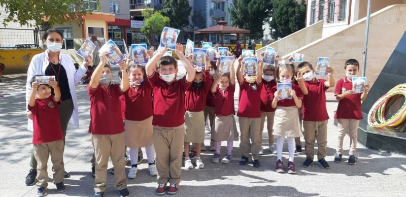 Minik öğrencilere 7 bin 500 kumbara dağıtıldı
