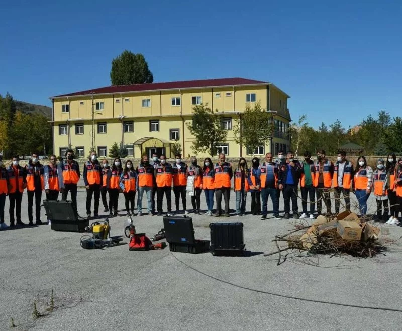 Temel afet eğitimlerini tamamlayan gönüllülere ilk yardım, yangın ve hafif arama kurtarma eğitimleri verildi
