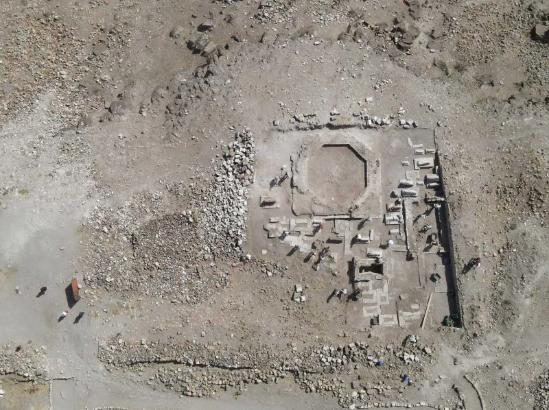 Ani’de bulunan kümbet ve oda mezarlar havadan görüntülendi
