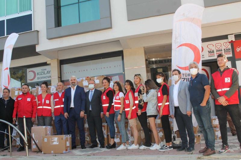 Bornova Kızılay’dan öğrencileri sevindiren yardım
