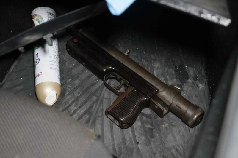 Kaçan otomobilden hafif makinalı tüfek çıktı
