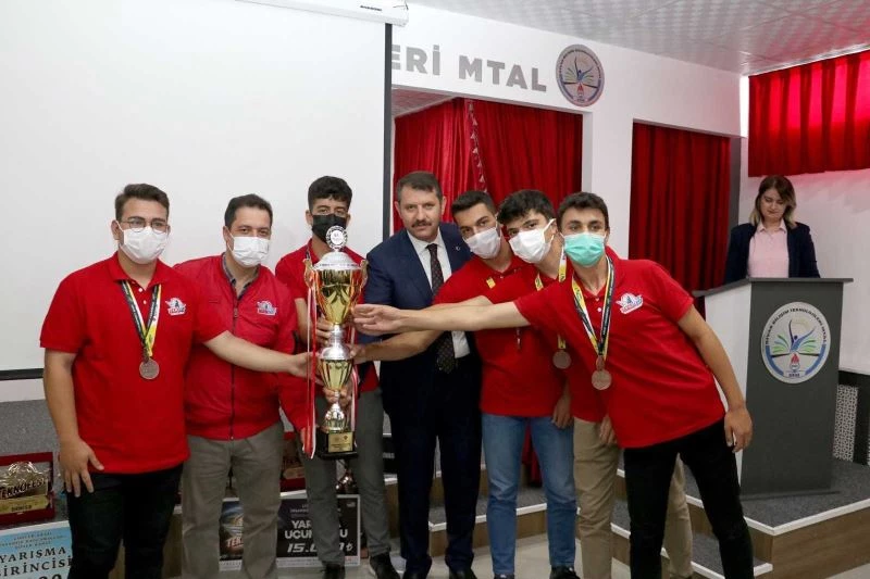 TEKNOFEST’in yıldızı öğrencilere validen ödül: 