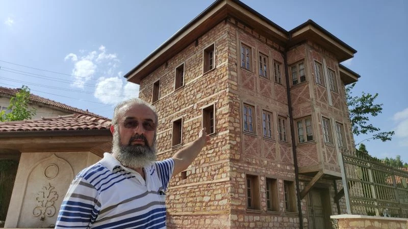 Bu köye gelen misafirler milyonluk konakta ücretsiz kalıyor
