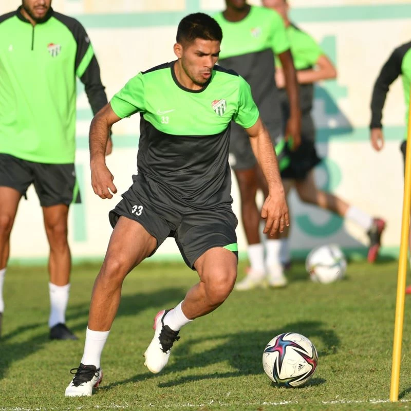 Bursaspor’un yeni transferleri Nicolas Zalazar ve Elton Acolatse ilk idmanına çıktı
