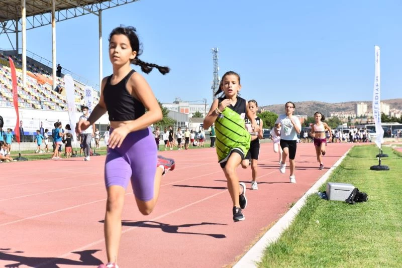 Altıeylül’de çocuk atletizmi şenliği
