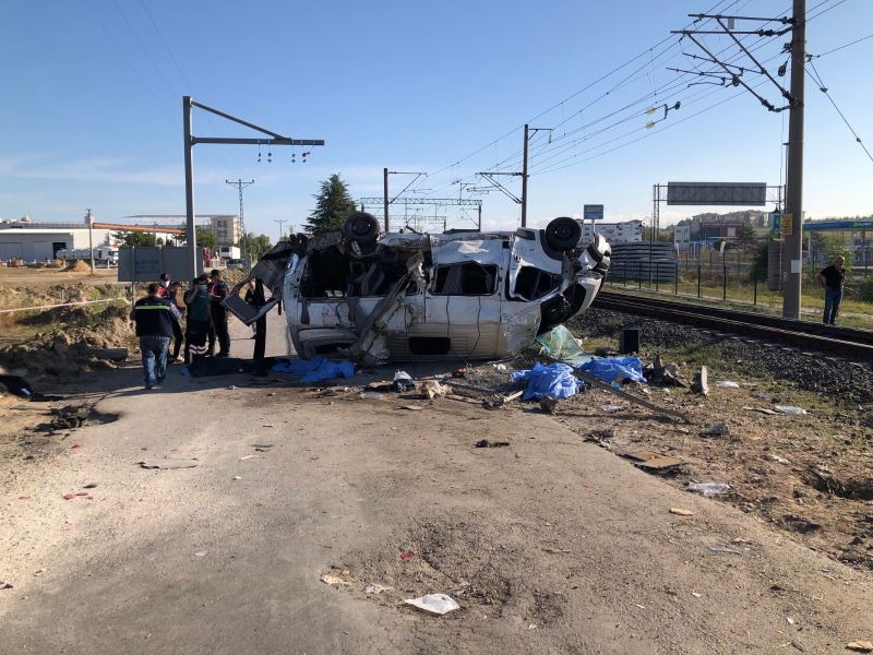 Tekirdağ’da hemzemin geçitte yük treni işçi servisine çarptı: 4 ölü, 7 yaralı
