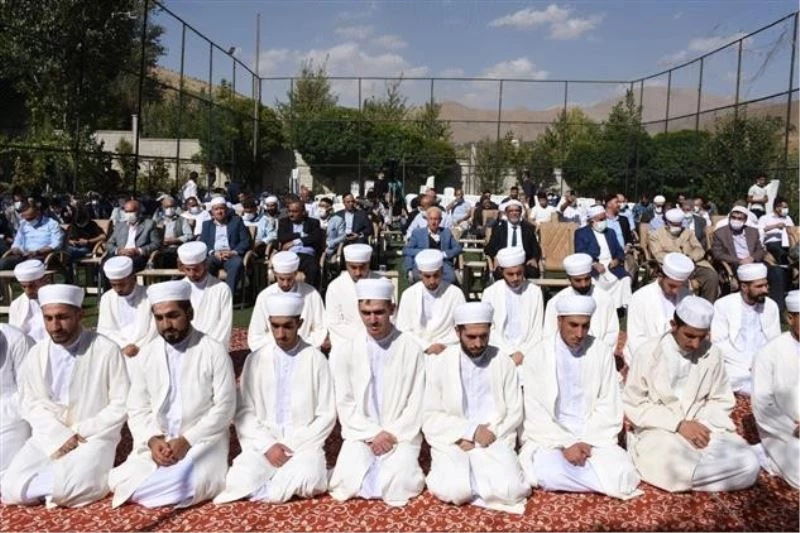 Bitlis’te Geylani Medresesi’nde ilimlerini tamamlayan 41 talebeye icazetleri verildi
