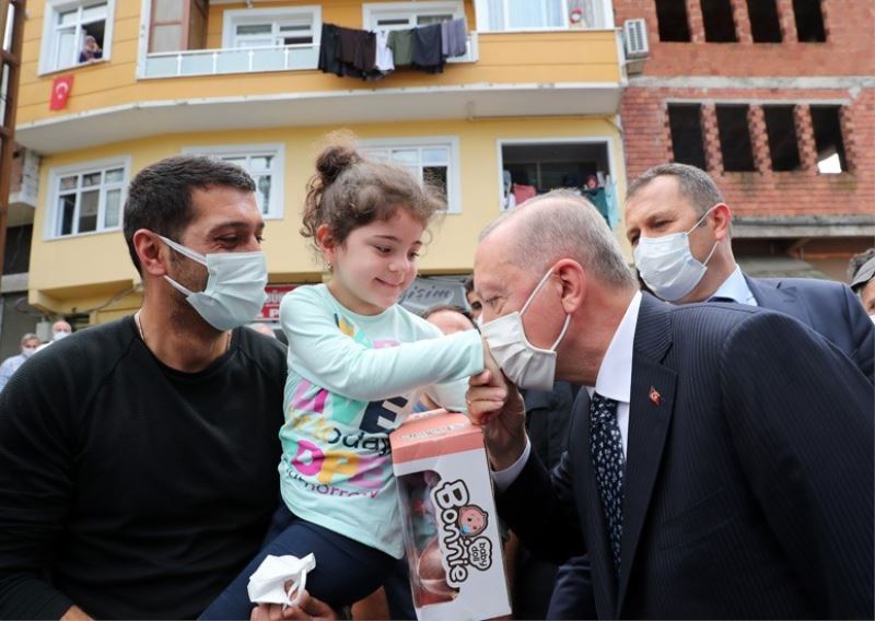 Vatandaşın davetini geri çevirmeyen Cumhurbaşkanı Erdoğan, kıraathanede çay içti
