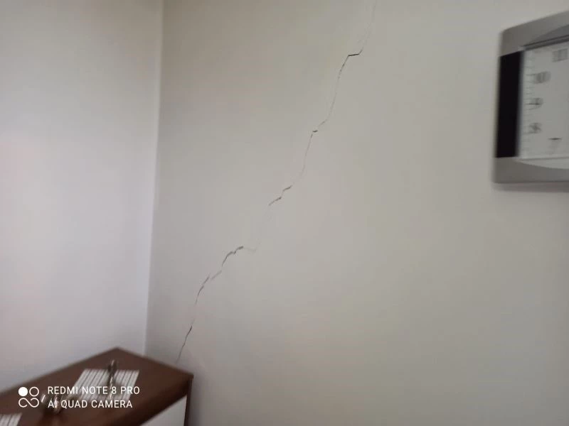 Ankara’da bir binanın taşıyıcı kolonunda oluşan çatlaklar korkuttu
