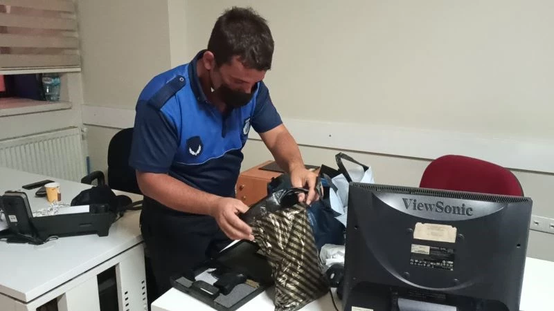 Yolda bulunan çantadan tabanca çıktı
