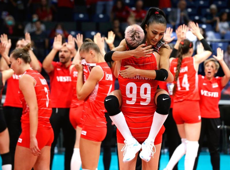 A Milli Kadın Voleybol Takımı, CEV Avrupa Voleybol Şampiyonası üçüncülük maçında karşılaştığı Hollanda’yı 3-0 mağlup etti ve Avrupa üçüncüsü oldu.
