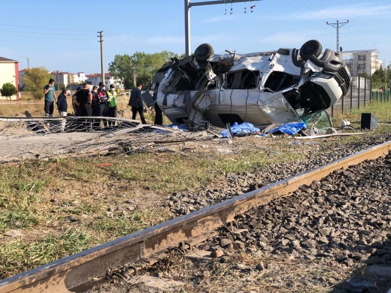 Yük treni işçi servisine çarptı: 4 ölü, 3’ü ağır 8 yaralı
