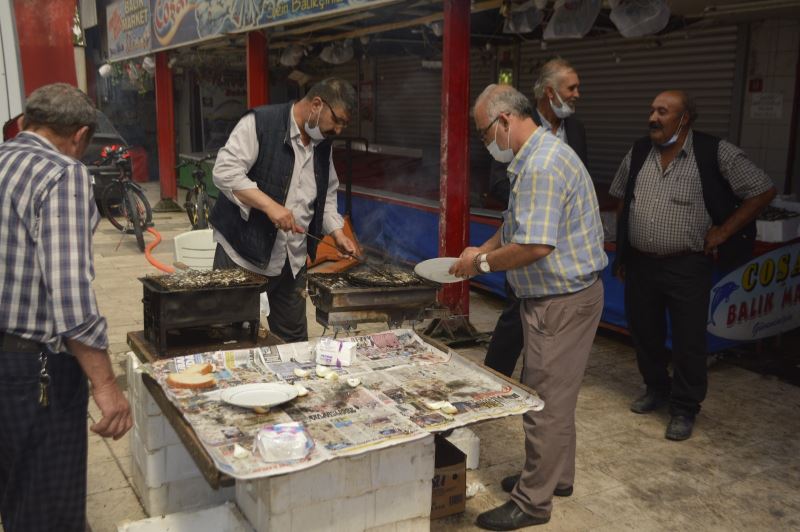 Tavşanlı’da balık satışları mangalda balık ikramı ile başladı
