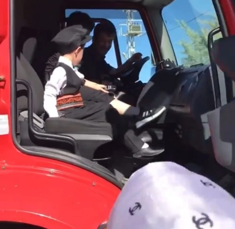 Sünnet olan iki kardeşe, itfaiye ekiplerinden sürpriz
