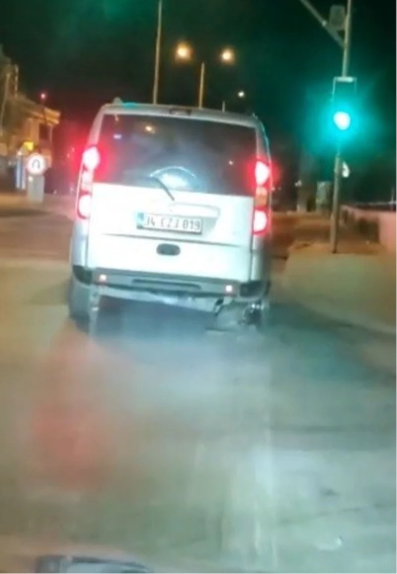 (Özel) Arnavutköy’de lastiği patlayan araç jantın üzerinde ilerledi
