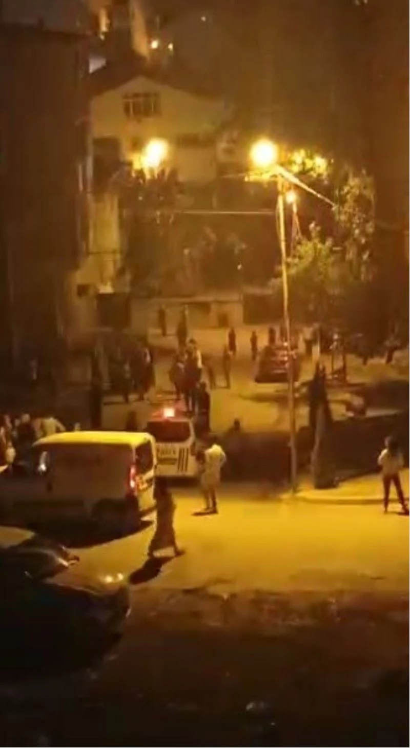 (Özel) Arnavutköy’de komşuların tekmeli yumruklu kavgası kameraya yansıdı
