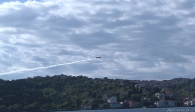 İtalyan gösteri pilotu Dario Costa, kırdığı dünya rekorunu İstanbul Boğazı’ndaki şovuyla kutladı
